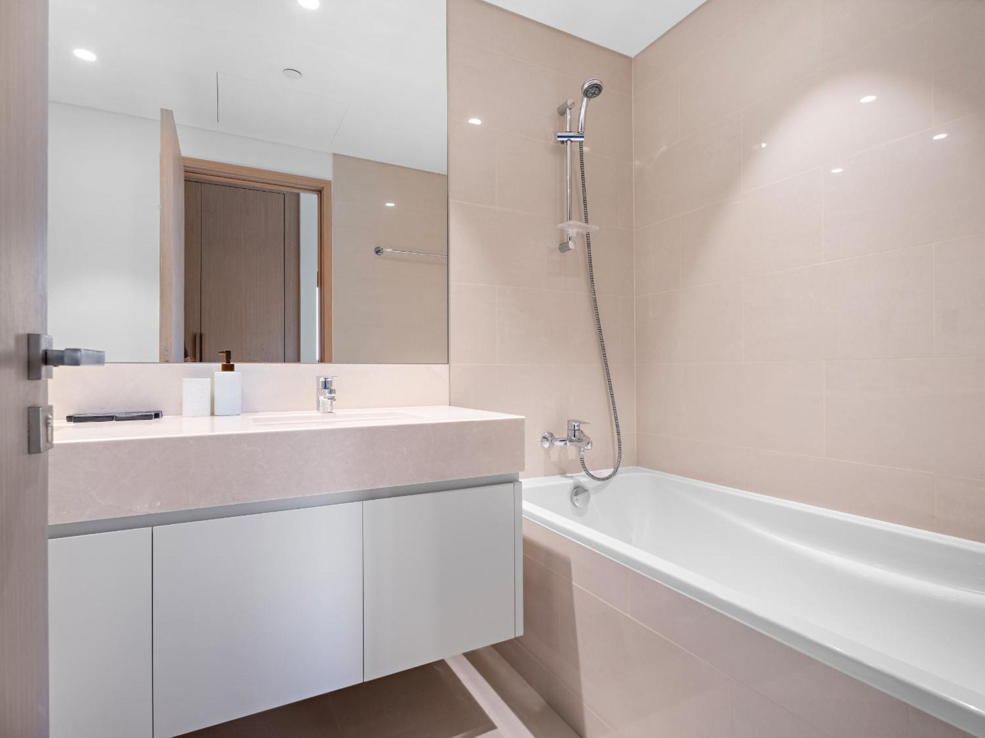 Modern 3br 1 Gr In Downtown With Burj Khalifa View